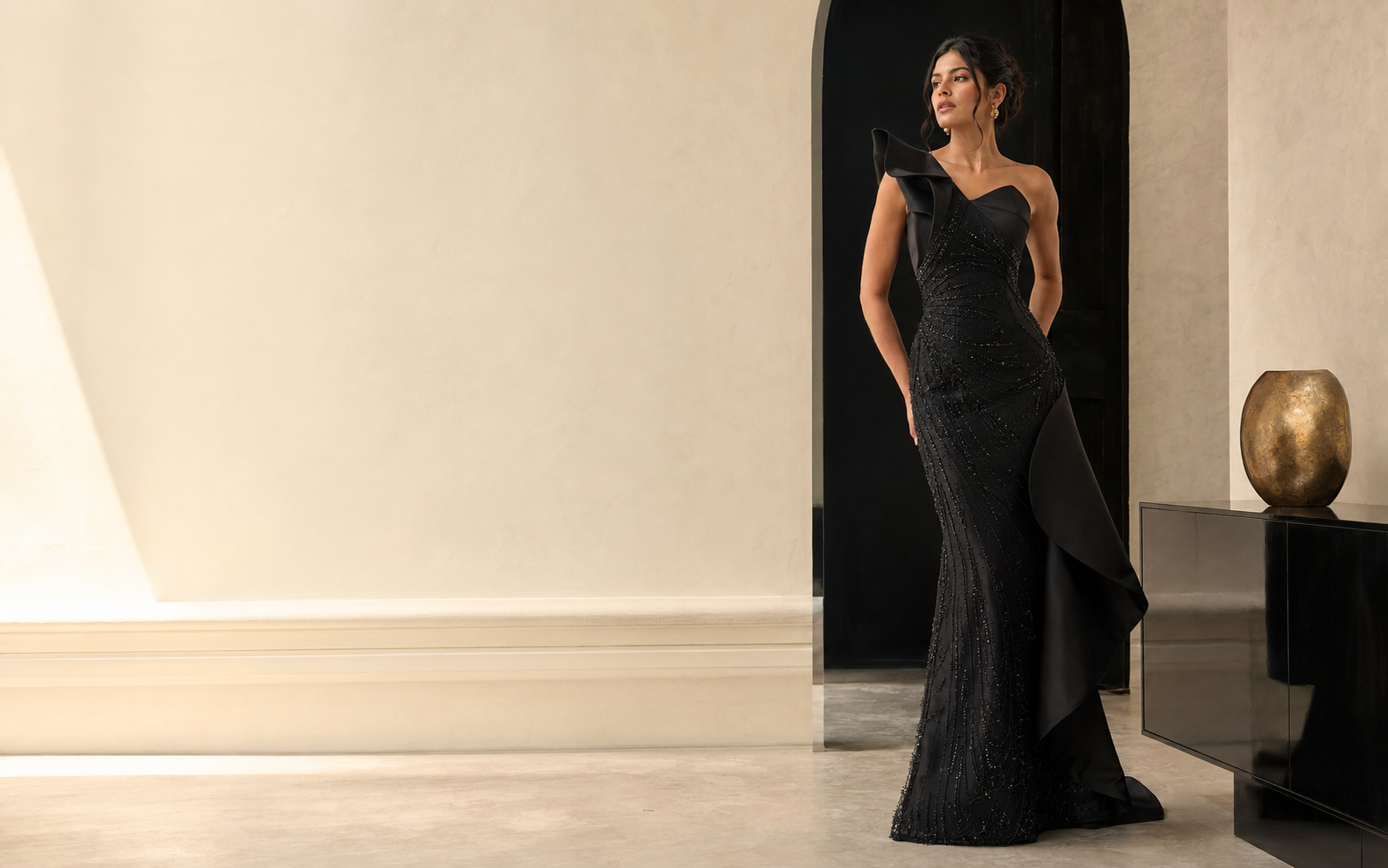 Vestido negro de alta costura en el atelier RHAPSO